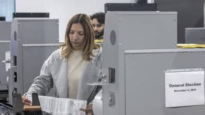 Una trabajadora del Departamento de Registro y Elecciones del Condado de Fulton clasifica los formularios de registro de votantes en el nuevo Centro de Elecciones y Centro de Operaciones del condado en Union City, Georgia.