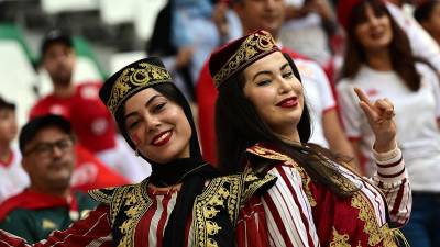 Estas aficionadas de Túnez llegaron vestidas así al Education City Stadium.