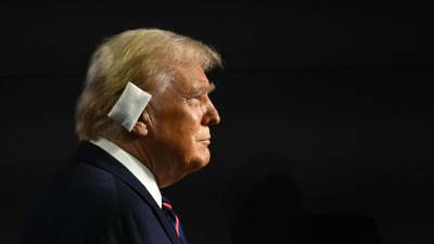 Trump reapareció con la oreja vendada tras ser herido en un intento de asesinato el fin de semana.