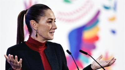 La presidenta de México Claudia Sheinbaum habla durante su conferencia de prensa matutina este lunes, en el Palacio Nacional en la Ciudad de México (México).