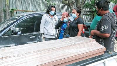 <b><span class=mln_uppercase_mln>Dolor.</span></b> Ayer, los familiares de la víctima reclamaron su cuerpo.