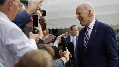 Biden responde a preguntas de los reporteros a la salida de la Casa Blanca.