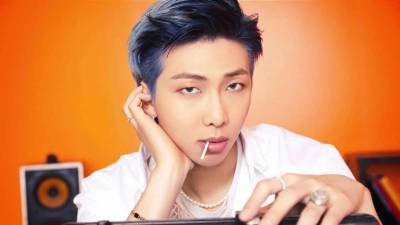 Kim Nam-joon, más conocido como RM, es un rapero, compositor y productor surcoreano que ha dejado una huella indeleble en la industria de la música. Como líder del grupo global BTS, su talento y dedicación han sido evidentes para los fanáticos y críticos por igual.