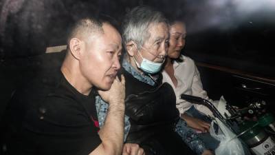 Expresidente peruano Alberto Fujimori acompañado de sus hijos, Keiko y Kenji Fujimori tras salir del penal luego de ser puesto en libertad en cumplimiento de una orden del Tribunal Constitucional.