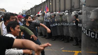 Simpatizantes del destituido expresidente Castillo se enfrentan a la policía en Lima.