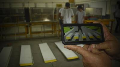 En La Ceiba, los alumnos de las carrera técnicas en Infop están aprendiendo a trabajar en figuras en 3D. Y las señales peatonales son su primera experiencia promovida por su instructor Jorge Ochoa.