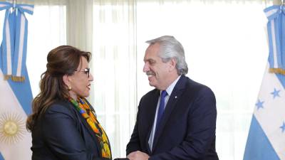 Presidenta Xiomara Castro extiende la mano en reunión al expresidente de Argentina, Alberto Fernández.