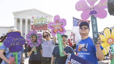 En la manifestación frente a la sede del Supremo, cientos de asistentes de origen asiático, latino y africano bailaron al ritmo de canciones de Celia Cruz y Bad Bunny. EFE/EPA/JIM LO SCALZO