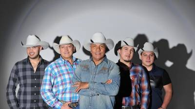 La banda mexicana Bronco inició en 1979 y fue exitosa por su estilo grupero, con famosas baladas, cumbias, rancheras y huapangos.