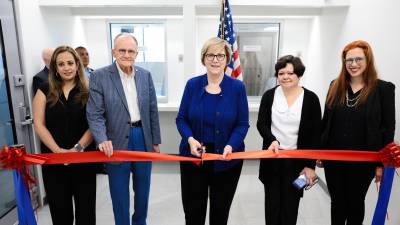 La embajadora Laura Dogu inauguró la oficina.