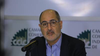 Eduardo Facussé durante una conferencia de prensa.