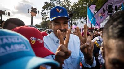 El presidente de Venezuela, Nicolás Maduro, saluda a simpatizantes en una manifestación a favor de su Gobierno, el sábado en Caracas (Venezuela).