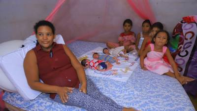 <b>Juana Francisca junto a sus trillizos, nacidos el 23 de abril, y cuatro más de sus hijas en su casa.</b>