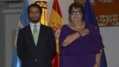 La designada presidencial de Honduras, Doris Gutiérrez, posa junto a Baltasar Fernández, segunda jefatura de la Embajada de España en Tegucigalpa, durante la Fiesta Nacional de España conmemorativa a los 531 años del descubrimiento de América, hoy, en Tegucigalpa (Honduras).
