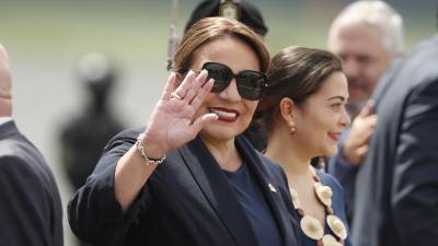 La presidenta de Honduras, Xiomara Castro, es recibida por la canciller de Panamá, Janaina Tewaney.