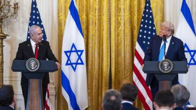 El presidente estadounidense, Donald Trump, y el primer ministro israelí, Benjamin Netanyahu, hablan durante una conferencia de prensa en el Salón Este de la Casa Blanca en Washington, DC.