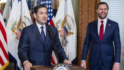 El Secretario de Estado de EEUU Marco Rubio (i) pronuncia un discurso después de ser investido por el Vicepresidente JD Vance.