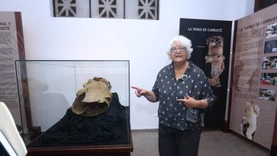 Rosemary Joyce, antropóloga y arqueóloga exhibiendo “La Venus de Currusté”.