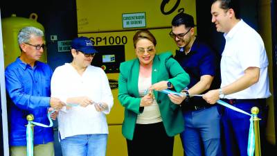 <b>La presidenta Xiomara Castro; Carla Paredes, ministra de Salud; el director del Rivas, Gabriel Paredes, y el secretario privado Héctor Zelaya en el corte de cinta. Foto: Franklyn Muñoz</b>
