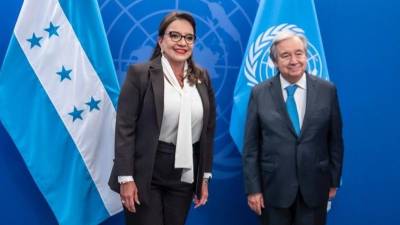 La presidenta hondureña, Xiomara Castro, en un encuentro con el secretario general de la ONU, António Guterres.
