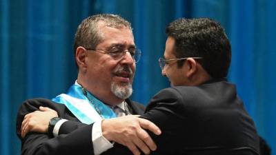 El socialdemócrata <b>Bernardo</b> <b>Arévalo</b> asumió finalmente en la madrugada del lunes la presidencia de Guatemala tras un boicot judicial que mantuvo en vilo al país por siete meses, pero reconoció que su carrera de obstáculos está lejos de terminar: “Nos aguardan desafíos inmensos”, advirtió.