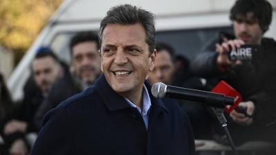 El candidato presidencial de Argentina, Sergio Massa, busca mantener al peronismo en el poder.