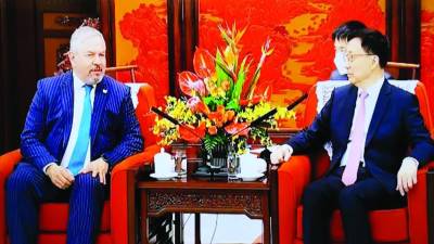 El canciller Enrique Reina y el vicepresidente de China, Han Zheng, ayer.