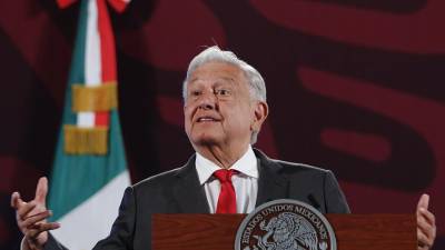 El presidente de México, Andrés Manuel López Obrador, habla durante una rueda de prensa matutina este lunes en el Palacio Nacional en Ciudad de México (México).