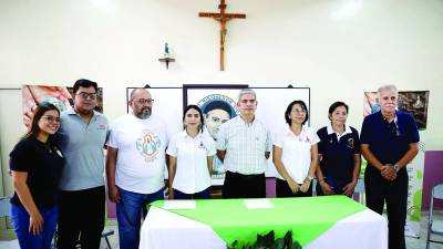 El párroco Fausto Leonardo junto al equipo brindaron ayer una conferencia de prensa.