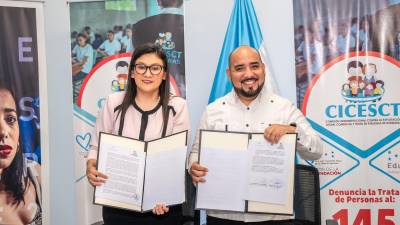 Directora ejecutiva de la CICESCT, Sua Martínez, el ministro de Educación, Daniel Sponda.