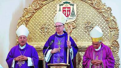 <b>José Vicente Nácher Tatay</b> presidiendo una homilía | Fotografía de archivo