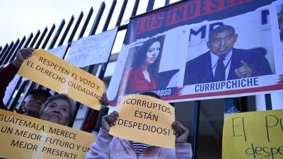 Manifestantes protestan contra los funcionarios del Gobierno que han intervenido en el proceso electoral.