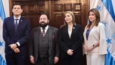 Los tres consejeros del CNE después de ser juramentados en el Congreso Nacional.