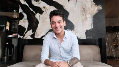 El cantante Ricky Santos durante una entrevista con LA PRENSA.