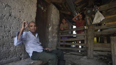 José Paulo Claros (de 70 años), habitante del Oreganal, sembrará maíz y frijol en agosto, pero si la sequía se intensifica se quedará sin alimentos. Fotos: Héctor Edú