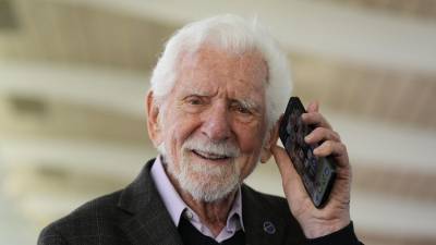 El ingeniero estadounidense Martin Cooper, inventor del teléfono móvil.