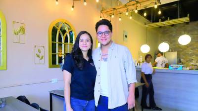 Keyla y Orlando Rodríguez comparten la historia de su emprendimiento con el equipo de Diario LA PRENSA. Fotos: Melvin Cubas y cortesía.