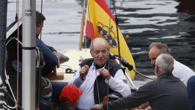 El rey emérito, Juan Carlos I, salió a navegar en su primera visita a España desde que abdicó a la corona.