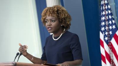 La portavoz de la Casa Blanca, Karine Jean-Pierre, habla en su conferencia de prensa diaria, en Washington (EE.UU.), este 17 de julio de 2023.