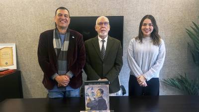 Luis Alonso Del Moral (c), autor del libro ‘Pablo Zelaya Sierra: El legado de un artista universal’, junto a Efraín Suárez Torres (i), Director del Banco Central de Honduras, y la abogada Catharin Pineda (d), representante legal del Banco Central de Honduras, durante una entrevista con EFE en la Embajada de Honduras en Madrid.