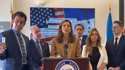 La congresista republicana María Elvira Salazar dando declaraciones.