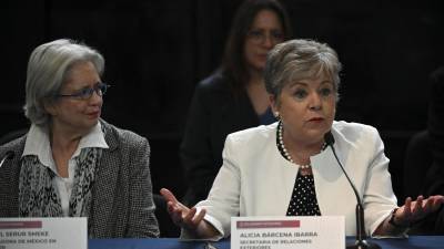 La canciller de México, Alicia Bárcena Ibarra, junto a la embajadora de México en Ecuador, Raquel Serur Smeke, durante una conferencia de prensa en el aeropuerto de Ciudad de México.