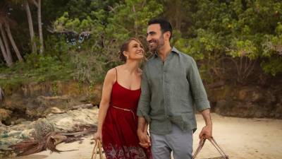 La gran química entre Jennifer López y Brett Goldstein quedó patente este miércoles por la noche. Los coprotagonistas de Office Romance se mostraron muy cariñosos mientras posaban en la alfombra roja de la presentación de Netflix 2026 en los estudios Sunset Pier 94 de Nueva York.