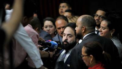 El presidente del Parlamento, Luis Redondo, suspendió la sesión tras el rechazo de las dos mociones.