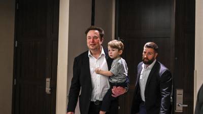 Elon apareció junto a su hijo menor en un evento poco antes del lanzamiento del Starship.