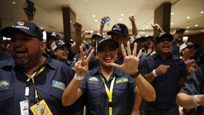 Simpatizantes del candidato José Raúl Mulino, el delfín del inhabilitado exgobernante Ricardo Martinelli, celebran los primeros resultados en la sede de campaña del candidato este domingo, en Ciudad de Panamá (Panamá). EFE