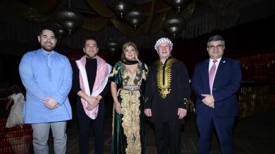 Gratitud. Don Roger Valladares posó muy feliz junto a su esposa Emma Mejía de Valladares y sus hijos Roger André, Roger Enrique y Roger Mauricio Valladares.