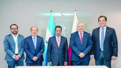 La comisión en la reunión con los cataríes.