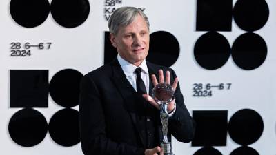 El actor Viggo Mortensen recibe el premio a su carrera en la apertura del Festival de Karlovy Vary.