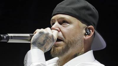 BOG400. BOGOTÁ (COLOMBIA), 12/10/2024.- El rapero puertorriqueño, René Pérez, conocido artísticamente cómo Residente, canta este sábado durante su presentación en el Movistar Arena en Bogotá (Colombia). EFE/ Carlos Ortega